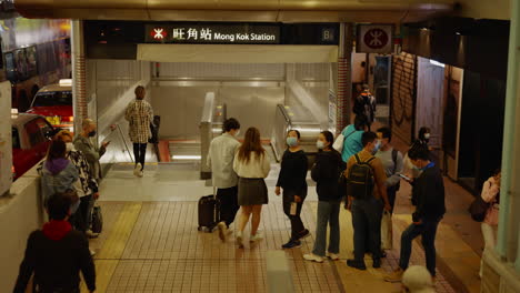 Personas-De-Pie-Frente-A-La-Estación-De-Metro-En-El-Centro-De-La-Ciudad-Moderna