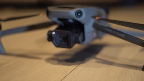 Dji-Mavix-3-Klassische-Drohne-Auf-Holzboden-Stehend---Schieberegler-Von-Rechts-Nach-Links-Geschossen-Mit-Fokuszug-Vom-Propeller-Zur-Hasselblad-kamera