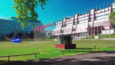 Una-Vista-Diagonal-De-Los-Edificios-Del-Consejo-Europeo-En-Estrasburgo,-Alsacia,-Francia