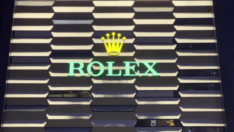 Luxuriöses-Markenschild-Rolex,-Das-Nachts-Am-Eingang-Des-Dubai-Einkaufszentrums-Zu-Sehen-Ist