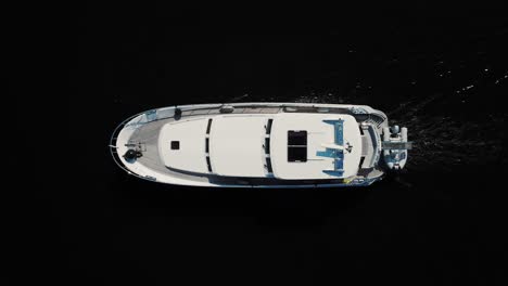 Luxurious-yacht-sailing-on-water,-top-view
