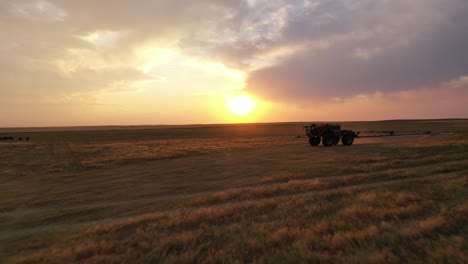 Horsch-Sprayer-Traktor,-Der-Ackerland-Sprüht---Sonnenuntergangsdrohne