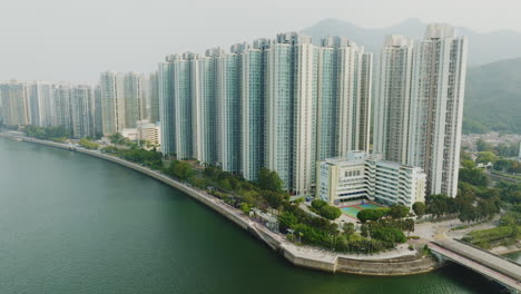 Hong-Kong-China,-Vista-Aérea-De-Drones-Del-Paisaje-Urbano-Metropolitano-Con-Un-Moderno-Edificio-De-Rascacielos
