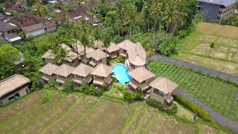 Schöne-Luftaufnahme-Flugdrohne-Von-Oben-Nach-Unten-Blick-Bambushütte-Hotel-Resort-Schönes-Schwimmbad-Bali,-Ubud-Frühling-2017