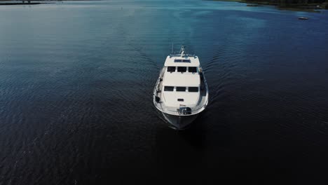 Luxuriöse-Weiße-Yacht,-Die-Auf-Dem-Wasser-Segelt