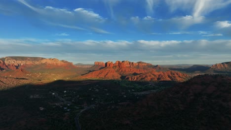 Beleuchtete-Rote-Felsen-In-Der-Nähe-Von-Sedona-Town-Im-Südwesten-Von-Arizona,-Usa