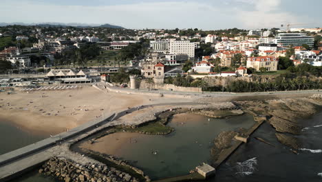 Amplia-Toma-De-Drones-Alejándose-Del-Castillo-De-La-Costa-En-Lisboa,-Portugal