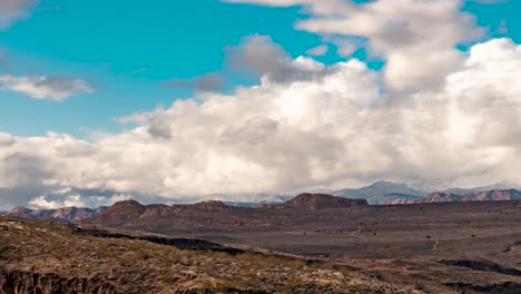 Wolkengebilde-über-Einer-Wüstenlandschaft-Im-Süden-Utahs-Im-Zeitraffer