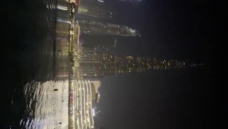 Vertikale-Ansicht-Von-Burj-Khalifa,-Dem-Höchsten-Gebäude-Der-Welt,-Bei-Nacht