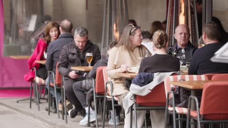 Menschen-Genießen-Getränke-Und-Mahlzeiten-Im-Straßenrestaurant-Von-Barcelona,-Handheld