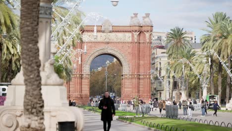 Arc-De-Triomf-En-La-Ciudad-De-Barcelona-En-Un-Día-Cálido-Y-Soleado,-Cámara-Lenta