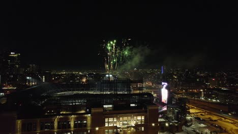 Espectáculo-De-Fuegos-Artificiales-Explosiones-Sobre-El-Estadio-De-Béisbol-En-La-Noche