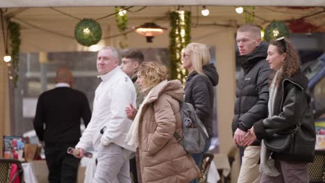 Happy-people-walking-in-streets-of-Barcelona-near-cozy-restaurant,-slow-motion