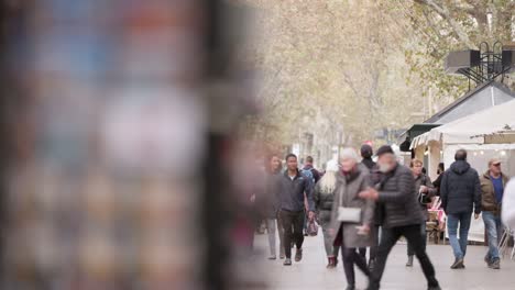 Me-Encanta-El-Recuerdo-De-Barcelona-Y-La-Calle-Popular-De-La-Ciudad,-Cambiando-El-Campo-De-Enfoque