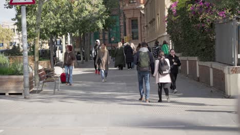 Romantisches-Paar,-Das-Hände-Hält,-Während-Es-In-Barcelona-Geht,-Zeitlupenansicht