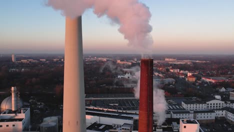 Kohlekraftwerk-In-Braunschweig,-Deutschland,-Das-Bei-Sonnenuntergang-Rauch-In-Die-Luft-Abgibt