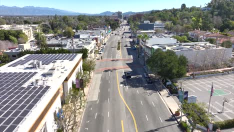 Drohne-Folgt-Einem-Auto,-Das-Entlang-Des-Berühmten-Ventura-boulevards-Im-Encino-viertel-Fährt
