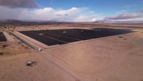Luftrundblick-über-Sonnenkollektoren-In-Einem-Wüstengebiet