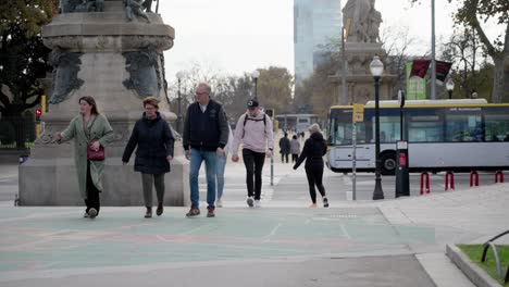 Iconic-statues-of-Barcelona-and-walking-tourists,-slow-motion-view