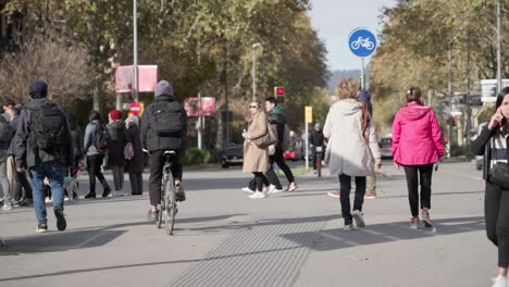 überfüllte-Straßen-Von-Barcelona-Mit-Menschen,-Zeitlupenansicht