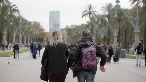 Touristischer-Spaziergang-In-Der-Hauptstraße-Von-Barcelona,-Zeitlupenansicht