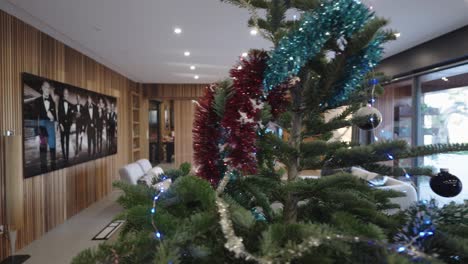 Toma-De-Establecimiento-De-Una-Sala-De-Estar-De-Lujo-Con-Un-Gran-árbol-De-Navidad-Decorado