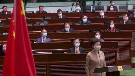 Die-Frühere-Geschäftsführerin-Von-Hongkong,-Carrie-Lam,-Präsidiert-Neben-Der-Flagge-Der-Volksrepublik-China,-Während-Sie-Während-Der-Eidzeremonie-In-Der-Hauptkammer-Des-Legislativrates-Spricht