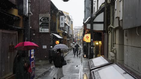 Snow-Falling-in-Kyoto's-Potoncho-Alleyway,-Ancient-Street-in-Japan