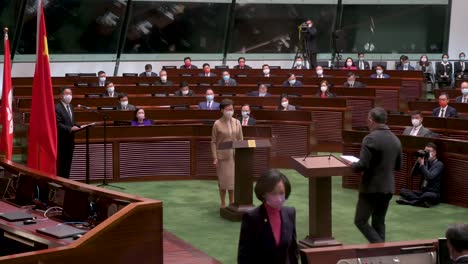 La-Ex-Directora-Ejecutiva-De-Hong-Kong,-Carrie-Lam,-Preside-Junto-A-La-Bandera-De-La-República-Popular-China-Mientras-Se-La-Ve-Hablando-Durante-La-Ceremonia-De-Juramento-En-La-Cámara-Principal-Del-Consejo-Legislativo