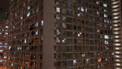 Ein-Nächtlicher-Blick-Auf-Ein-überfülltes-Sozialwohnungshochhaus-In-Hong-Kong