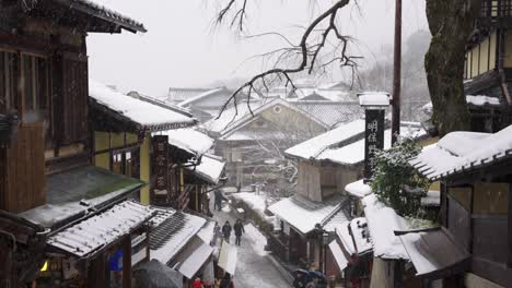 Kiyomizu-zaka-En-La-Nieve,-Antiguo-Pueblo-Tradicional-De-Kioto-En-Invierno-Japonés