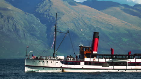 Popular-tourist-attraction-TSS-Earnslaw-twin-screw-steamer-on-Lake-Wakatipu,-New-Zealand