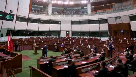 Amplia-Vista-De-La-Cámara-Principal-Del-Consejo-Legislativo-Mientras-La-Ex-Directora-Ejecutiva-De-Hong-Kong,-Carrie-Lam,-Preside-Durante-La-Ceremonia-De-Juramento