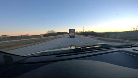 Fahren-Auf-Der-Autobahn-Bei-Sonnenuntergang-Im-Ländlichen-Mittelwesten