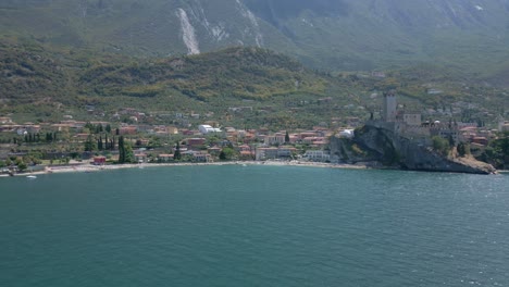 Luftaufnahme-Nähert-Sich-Der-Küste-Von-Malcesine-Italien
