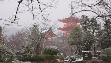 Schnee-Fällt-über-Den-Kiyomizu-Dera-Tempel-In-Kyoto,-Japan