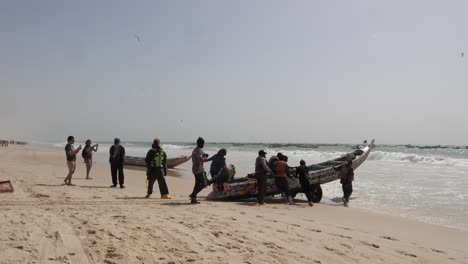 Afrikaner,-Die-Fischerboot-Am-Strand-Vor-Atlantischen-Ozeanwellen-Schieben