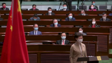 Die-Frühere-Geschäftsführerin-Von-Hongkong,-Carrie-Lam,-Präsidiert-Neben-Der-Flagge-Der-Volksrepublik-China,-Während-Sie-Während-Der-Eidzeremonie-In-Der-Hauptkammer-Des-Legislativrates-Spricht