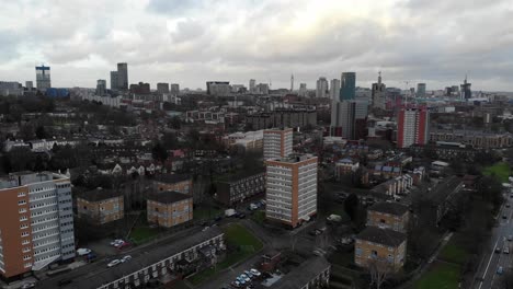 Toma-Cinematográfica-De-Vuelo-De-La-Ciudad-De-Birmingham-Filmada-En-4k-En-Un-Dron