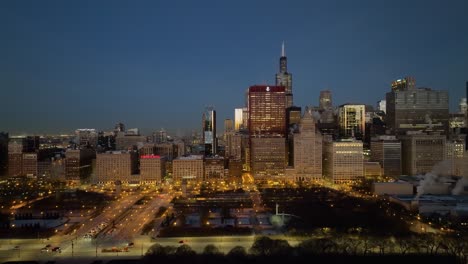 Vista-De-Seguimiento-Aéreo-Desde-Grant--Hasta-El-Parque-Del-Milenio,-Amanecer-De-Invierno-En-Chicago,-Estados-Unidos