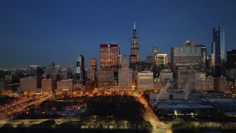 Vista-Aérea-Del-Parque-De-Subvenciones-Y-El-Paisaje-Urbano-De-Chicago-Loop,-Noche-En-Il,-Estados-Unidos