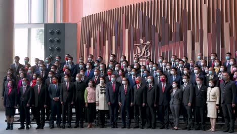 Los-Legisladores-Recién-Juramentados-Posan-Para-Una-Foto-Después-De-La-Ceremonia-De-Juramento-Para-Jurar-Alianza-Con-La-Ley-Básica-En-El-Consejo-Legislativo-De-Hong-Kong