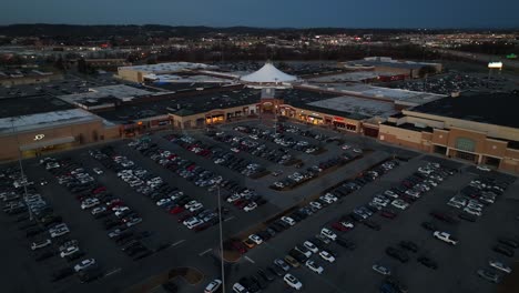 órbita-Aérea-Alta-Del-Estacionamiento-Completo-En-El-Centro-Comercial-Americano