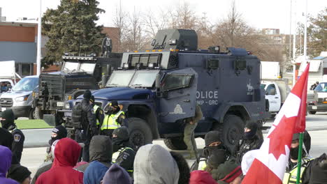 Camión-De-La-Policía-Armada-En-Freedom-Convoy-En-Windsor