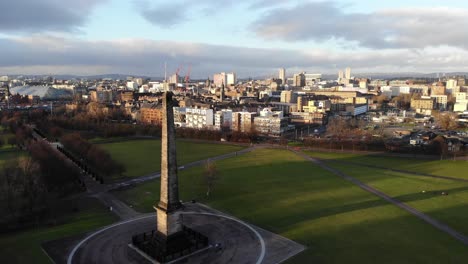 Disparo-De-Dron-Volando-Más-Allá-Del-Monumento-De-Nelson-En-Glasgow-Green-En-Glasgow,-Escocia