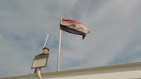 Bandera-Egipcia-Ondeando-En-El-Viento-En-Un-Barco-Ower-Blue-Sky