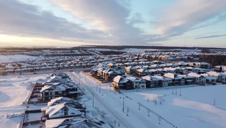 Luftaufnahme-Einer-Vorstadtgemeinde-Bei-Sonnenuntergang-In-Calgary,-Alberta-Im-Winter