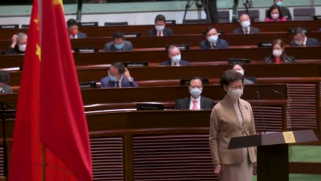 La-Ex-Directora-Ejecutiva-De-Hong-Kong,-Carrie-Lam,-Preside-Junto-A-La-Bandera-De-La-República-Popular-China-Mientras-Se-La-Ve-Hablando-Durante-La-Ceremonia-De-Juramento-En-La-Cámara-Principal-Del-Consejo-Legislativo