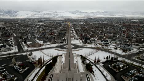 Ziehen-Sie-Die-Luftenthüllung-Des-Bergtempels-Von-LDS-Oquirrh-Zurück---Engel-Moroni