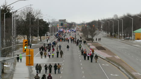 La-Gente-Ocupa-La-Carretera-En-El-Convoy-De-La-Libertad-Para-Protestar-Contra-Las-Restricciones-Y-Mandatos-Pandémicos